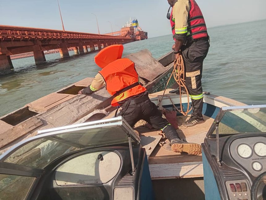 Repêchage d'une barque en dérive par la patrouille ESM